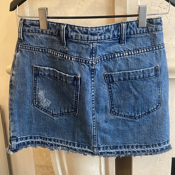 Free people medium wash distressed jean skirt size 6z. Never worn. - Picture 3 of 3